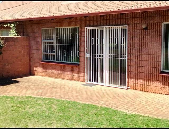 2 BEDROOM PROPERTY TO RENT IN HELDERKRUIN